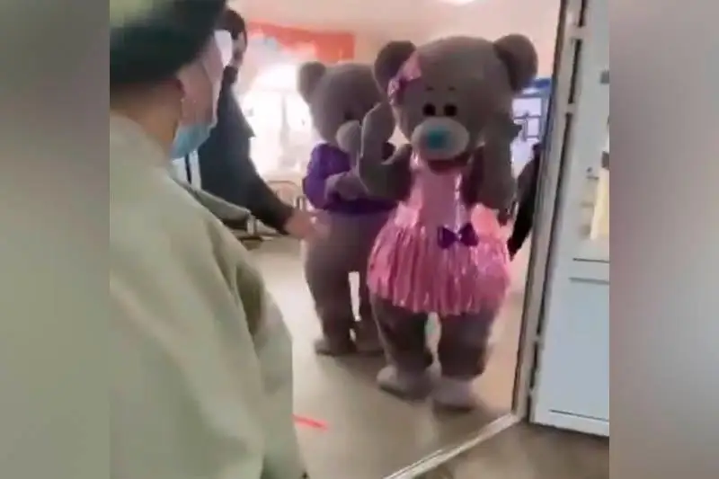 Два ростовых мишки пришли голосовать на избирательный участок в Караганде