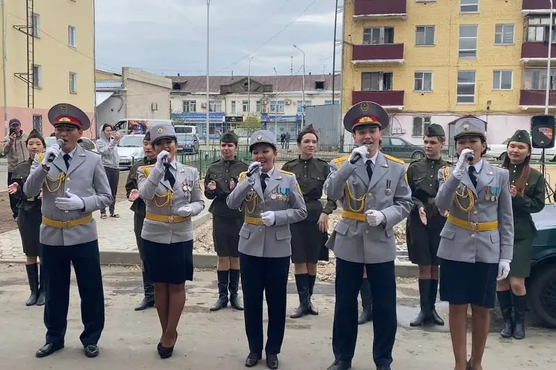 Почетный караул, бесконтактные концерты: акмолинцы отметили День Победы