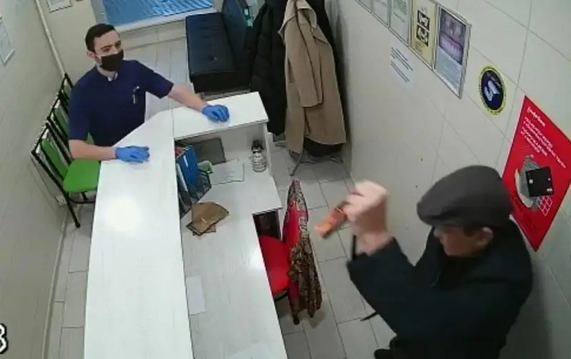 Мужчина с ножом ограбил стоматологию в Актау