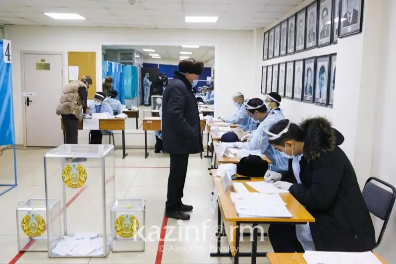 Все избирательные участки начали работу в Казахстане