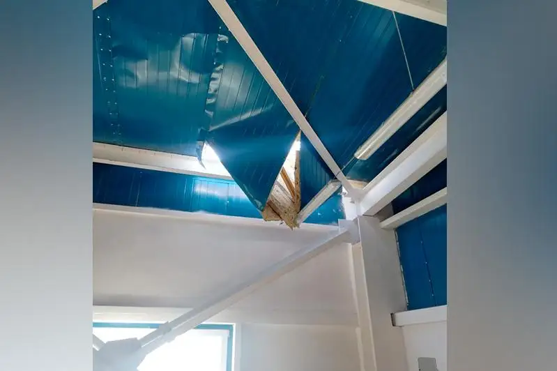 Порывистый ветер сорвал кровлю с котельной в ВКО