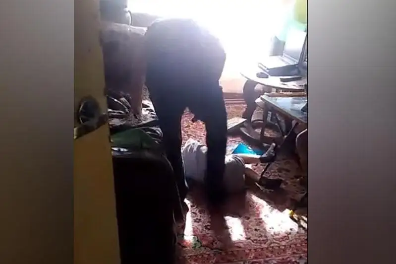 Пожилой мужчина избил внука в Алматы: видео появилось в Сети