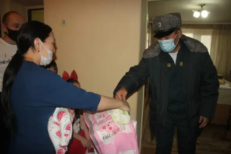 150 многодетных семей военнослужащих поздравили гвардейцы