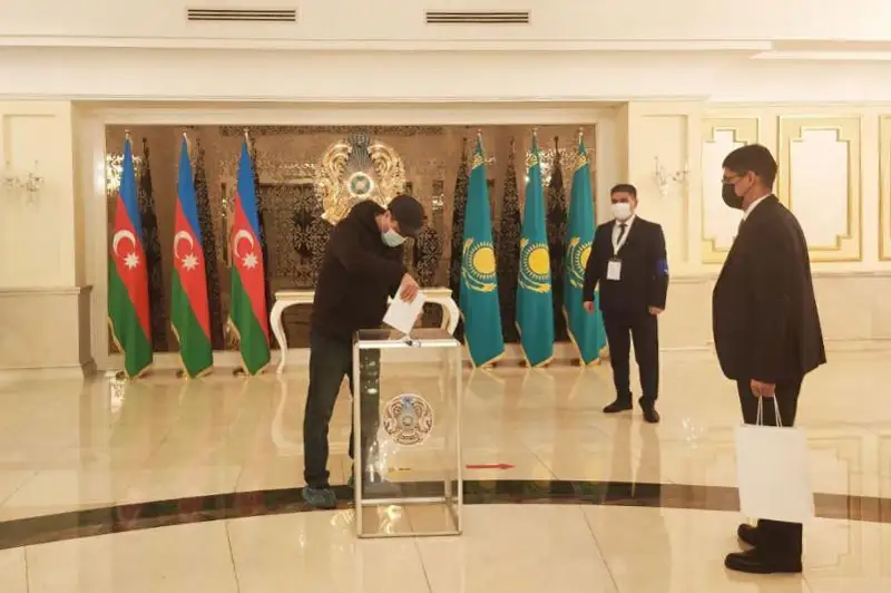 Открылись избирательные участки в Баку, Ереване и Тбилиси