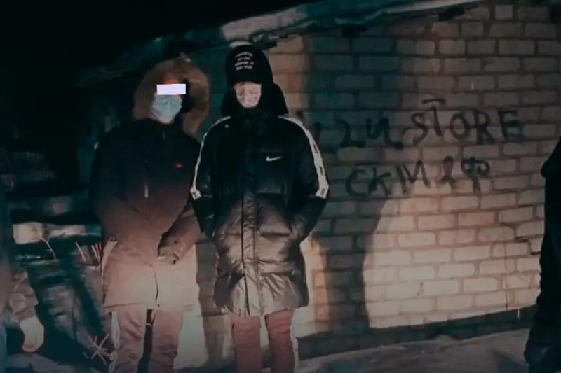 Semeıde esirtki jarnamalaıtyn graffıtı-sýret salǵan eki jasóspirim ustaldy