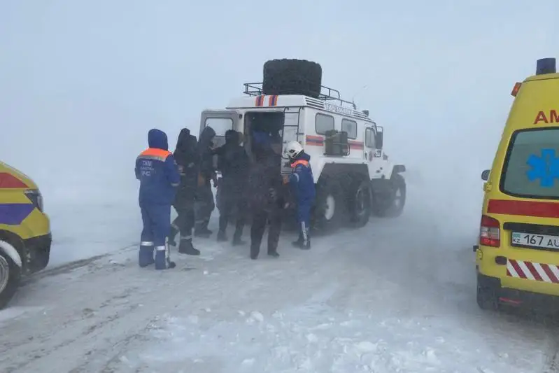 Карету скорой помощи вызволили из снежного заноса на трассе в Карагандинской области