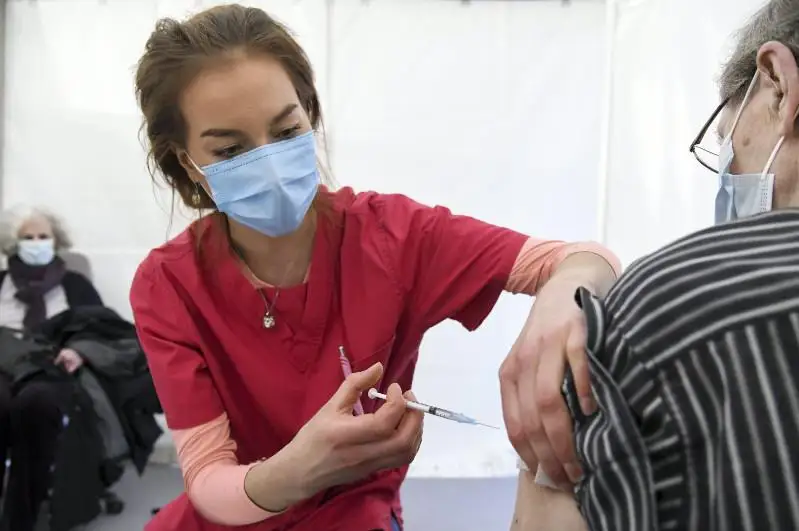 В столице Финляндии началась массовая вакцинация от COVID-19 людей старше 85 лет