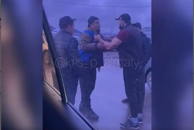 Водитель и парковщик подрались на рынке в Алматы