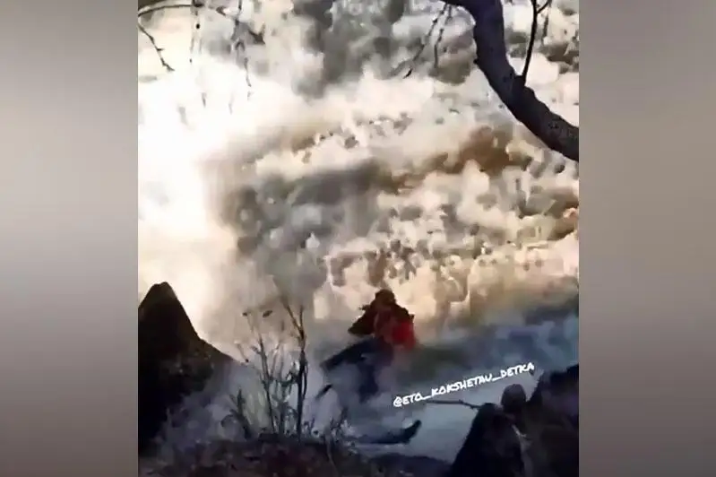 Мужчина с дочкой сорвались в водопад в Акмолинской области