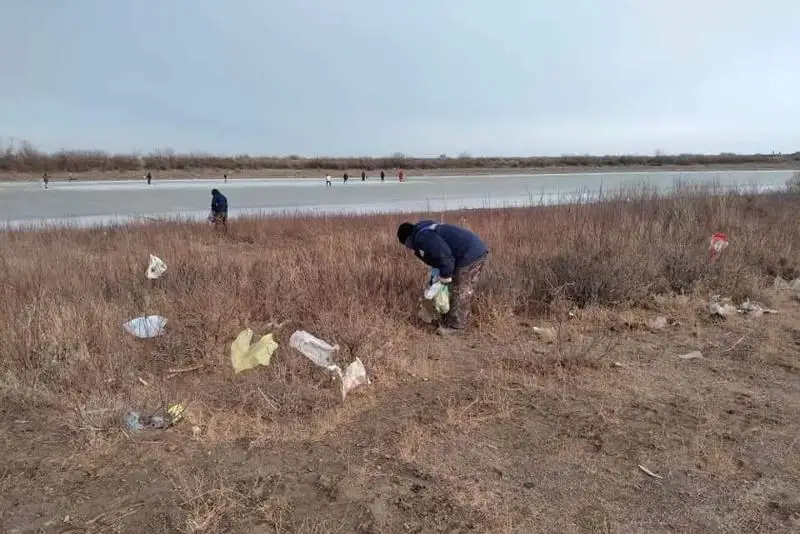 23 тонны мусора вывезли с берегов Урала в Атырау