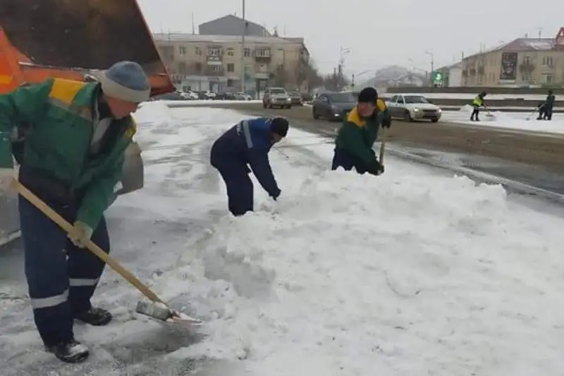 Атырау очищают от первого «большого снега»