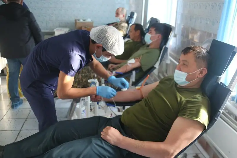 Военнослужащие за день пополнили банк крови на 50 литров в Таразе