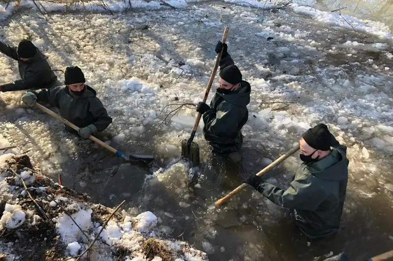 Противопаводковые работы проводят в ВКО прибывшие на помощь военные