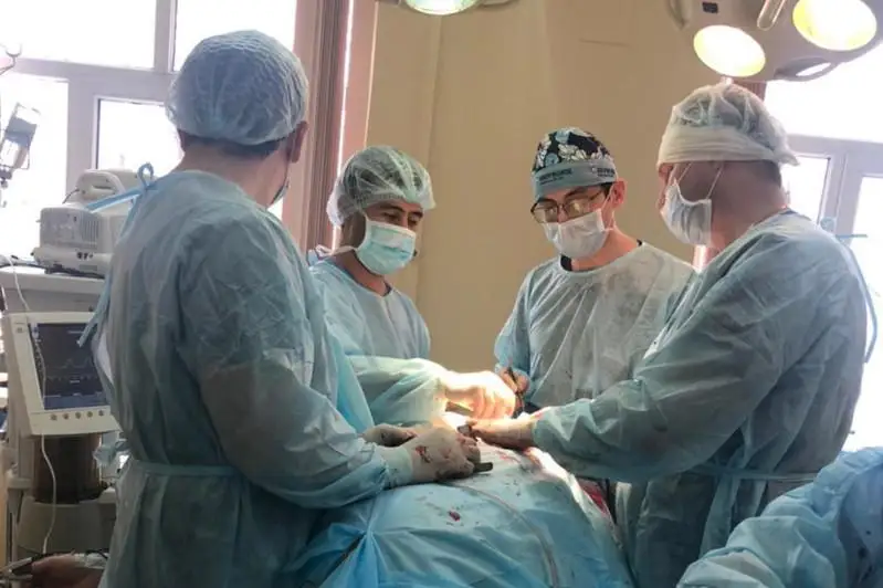 Одновременно две операции сделали 66-летнему пациенту в Туркестане
