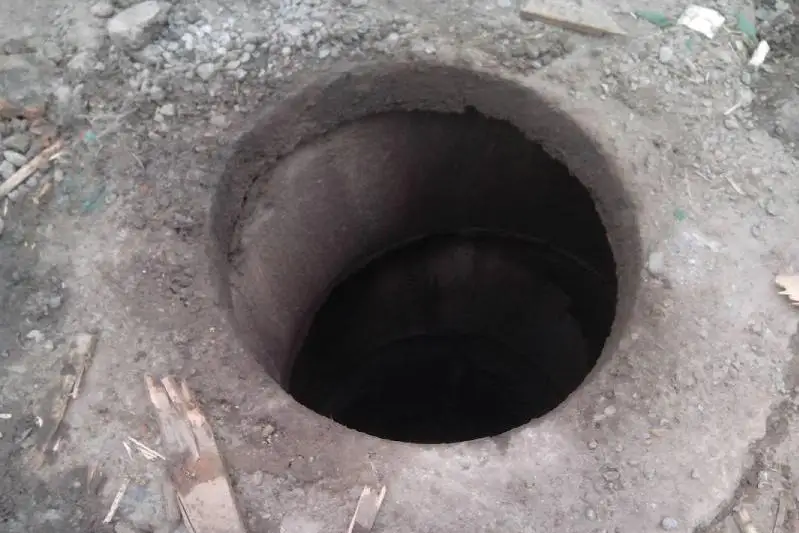 Ребенок скончался после падения в открытый колодец в Актобе