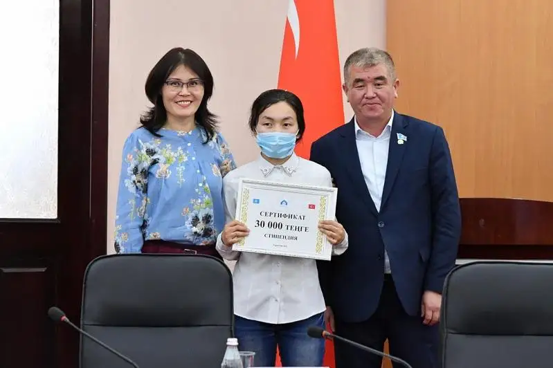 Студентам вручили стипендию имени Бейсена Куранбека в Туркестане