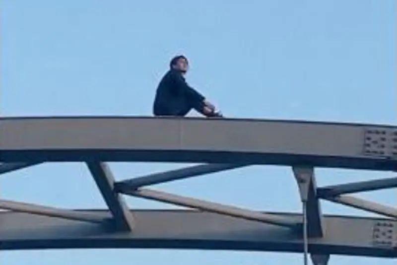 Девушка пыталась совершить самоубийство на мосту в Алматы