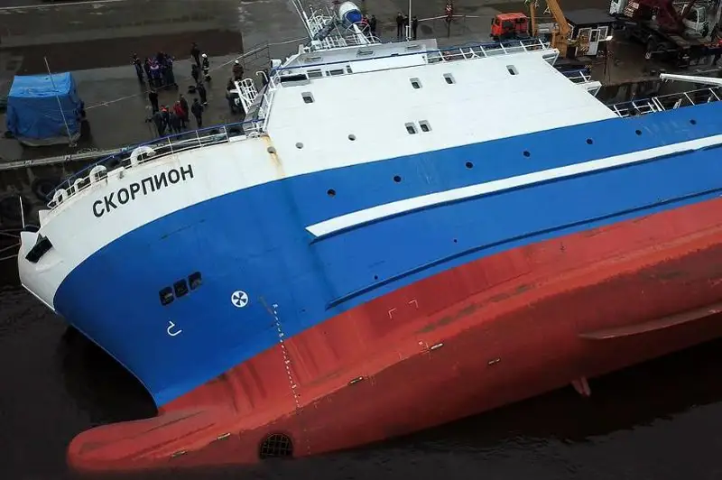На заводе под Петербургом опрокинулся траулер, есть погибшие