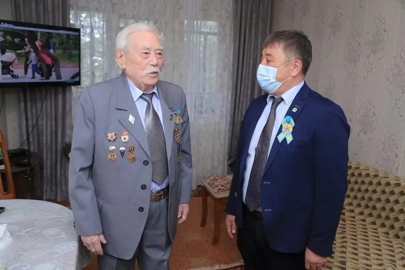 Аким Костаная посетил с поздравлениями ветеранов войны