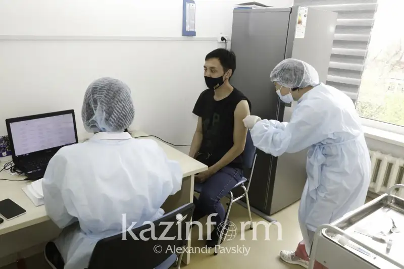 Алматинцев начали прививать казахстанской вакциной QazVac