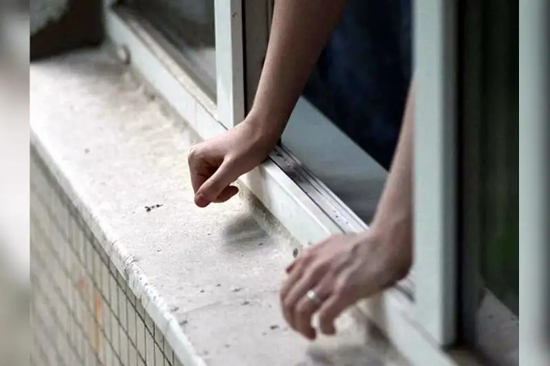 Больше часа вел переговоры с пытавшимся сброситься с высотки павлодарцем полицейский