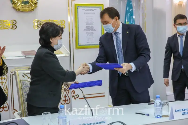 Актоты Раимкулова и  Алик Шпекбаев  подписали меморандум о сотрудничестве по вопросам коррупции