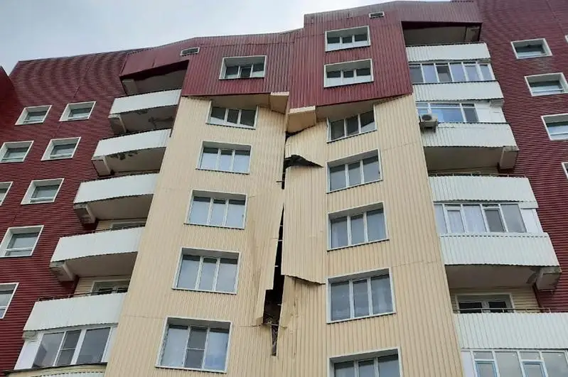 Облицовка стен отваливается у девятиэтажки в Усть-Каменогорске