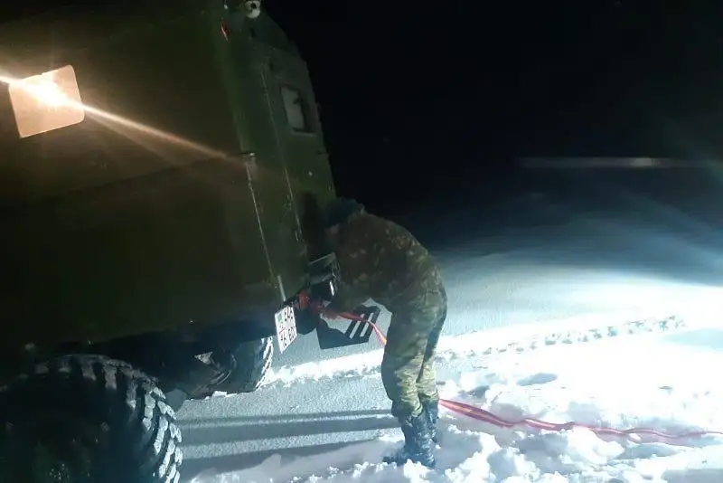 Без авто и мобильной связи: жителя ВКО спасли на трассе