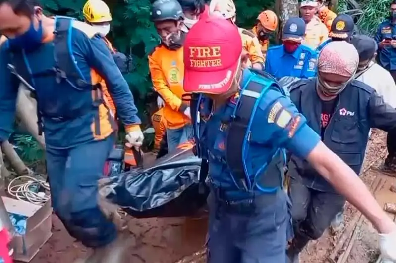 Школьный автобус упал в ущелье в Индонезии: десятки жертв