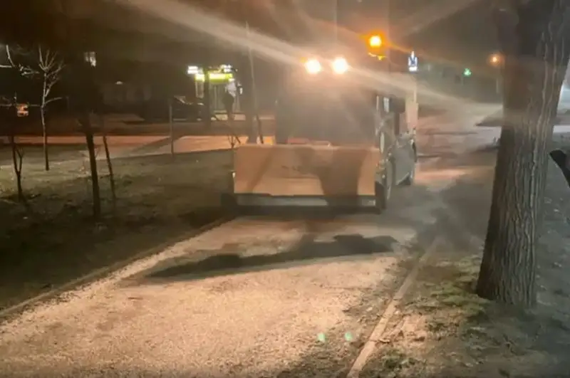 В Алматы борятся с гололедом