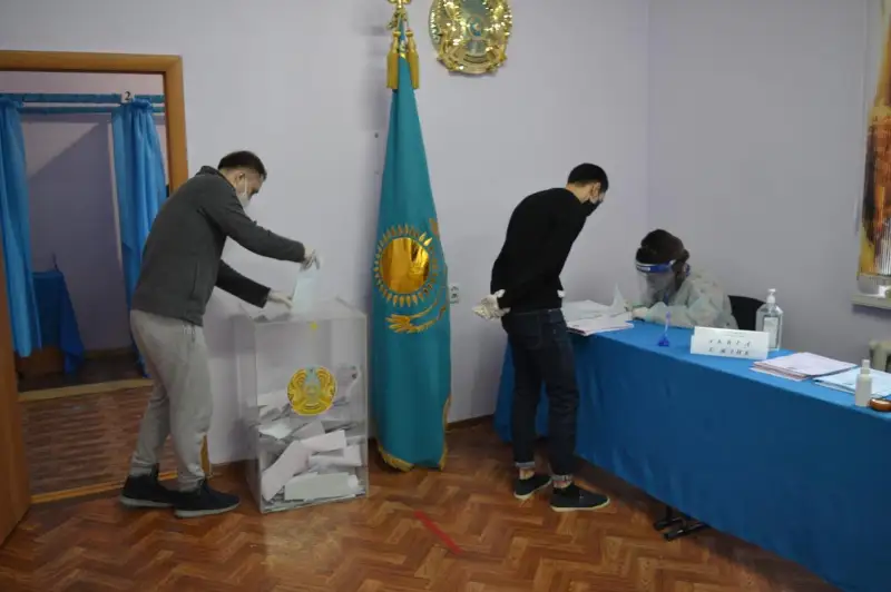 Tergeý mekemesindegi azamattar qalaı daýys berip jatyr