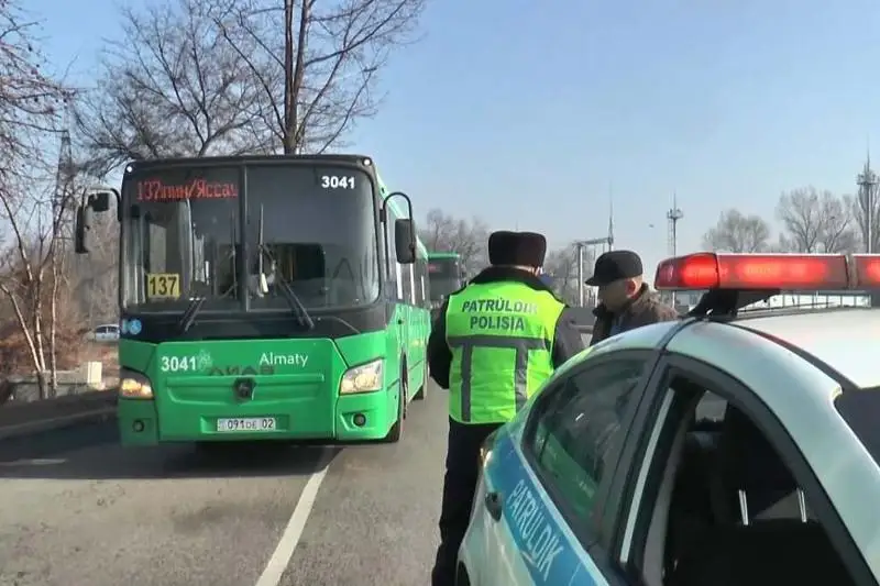 Разговор по телефону – самое частое нарушение водителей общественного транспорта в Алматы