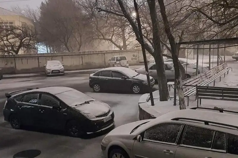 Сильный снегопад и мороз создали неудобства жителям Баку