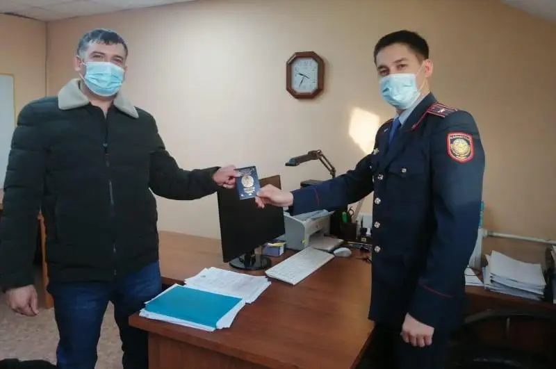 Aqtóbede 10 jyldan beri qujatsyz júrgen Ózbekstan azamaty pasport aldy