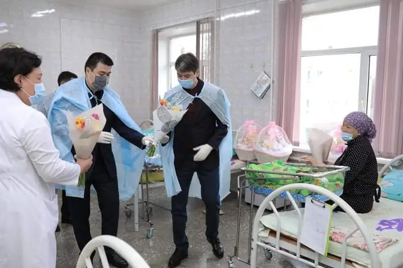 Пациенток перинатального центра поздравили с 8 Марта в Туркестане