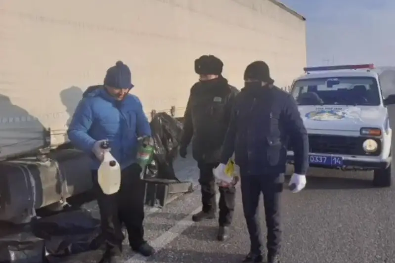 Замерзавшего на трассе водителя-иностранца спас павлодарский полицейский