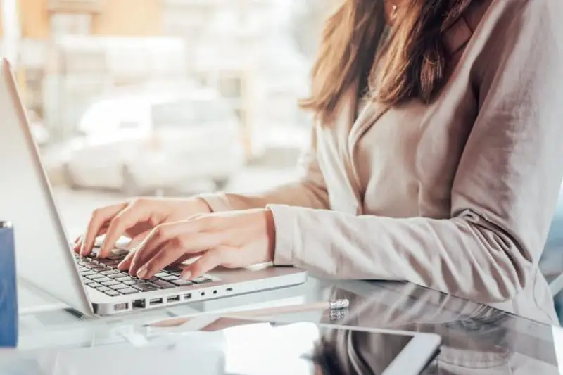 Каждая вторая среди работающих женщин в РК имеет высшее и послевузовское образование