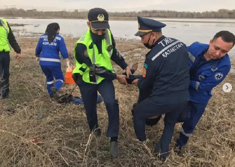 Мужчину без сознания вытащили из воды в Семее
