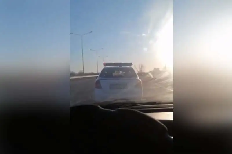 Полицейские спасли семью с грудным ребенком на трассе в Акмолинской области