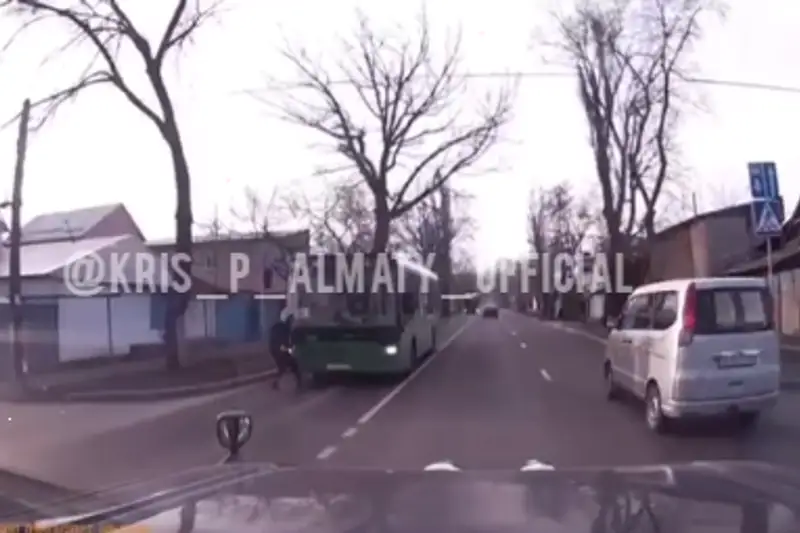 Наезд автобуса на девушку попал на видео в Алматы