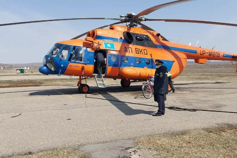 Сломавшего ногу в горах ВКО мужчину доставили на вертолете в больницу