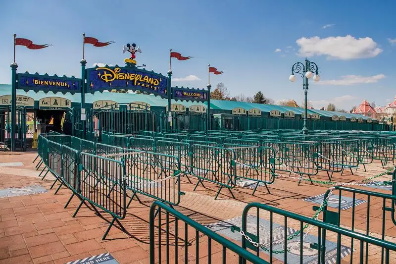 Диснейленд в Париже временно переоборудован в центр вакцинации