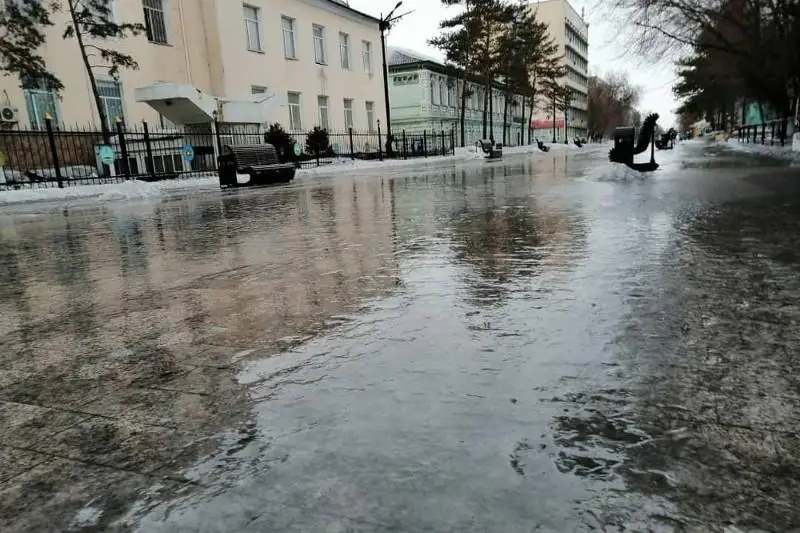 Свыше 20 человек пострадали из-за гололеда в Семее