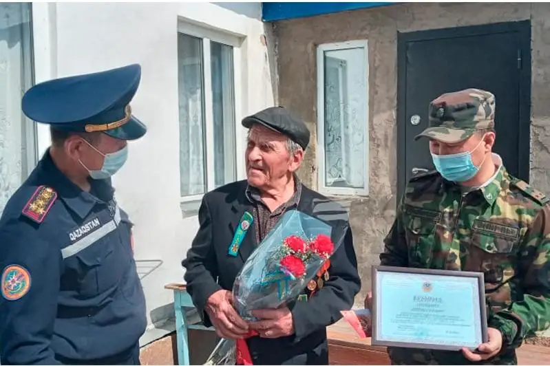 Равнение на ветерана: сотрудники ДЧС поздравили труженика тыла в Карагандинской области