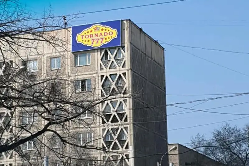 Алматинцы возмутились рекламой казино на фасаде жилого дома