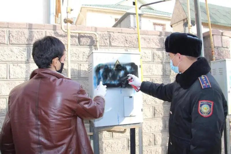 Рекламу наркотиков на стенах зданий уничтожили в Шымкенте