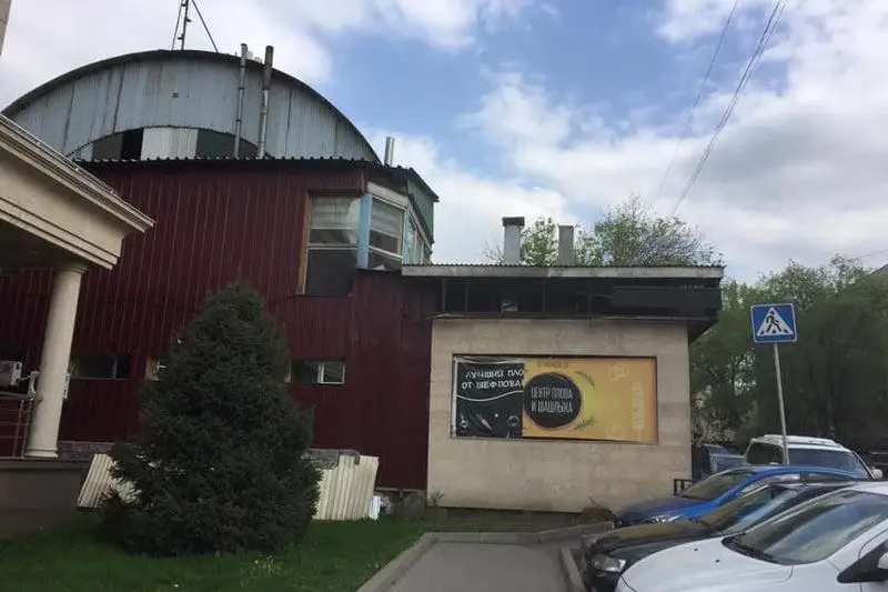 Шашлычную построили прямо на тротуаре в Алматы: акимат планирует снести объект