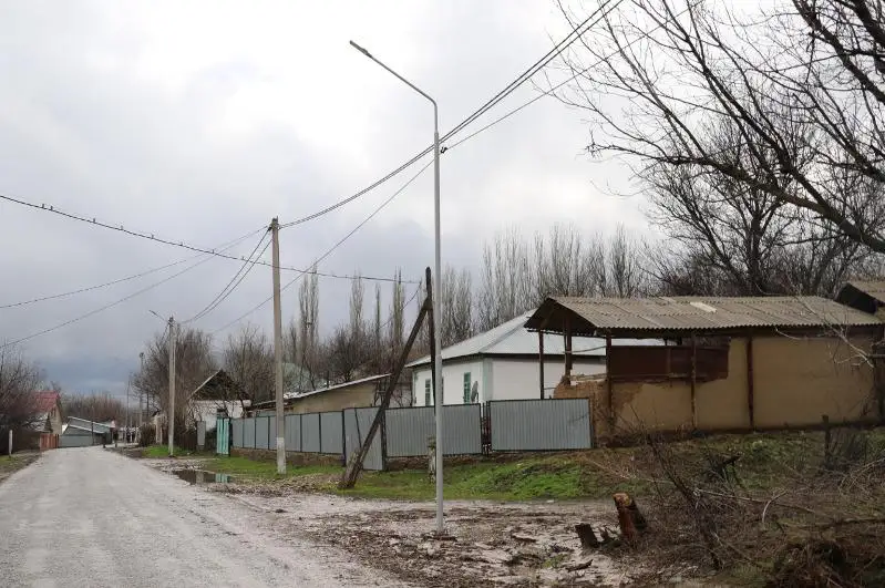 На улицах 16 населенных пунктов Тюлькубасского района устанавливают освещение