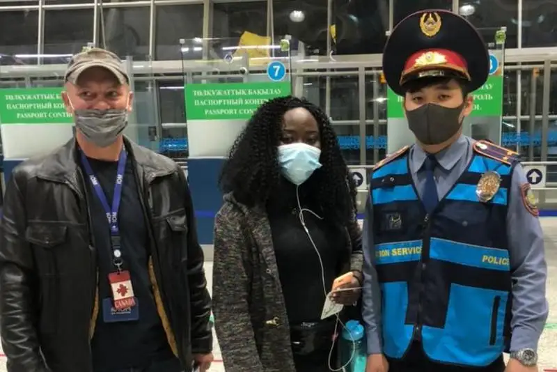 Гражданке Конго помогли вернуться на родину транспортные полицейские