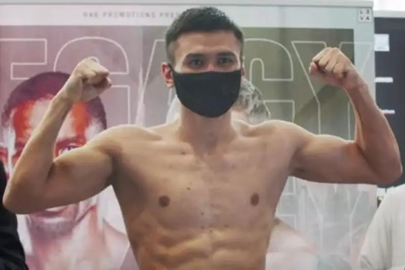 Турсынбай Кулахмет прошел взвешивание перед боем с непобежденным венесуэльцем за титул WBC